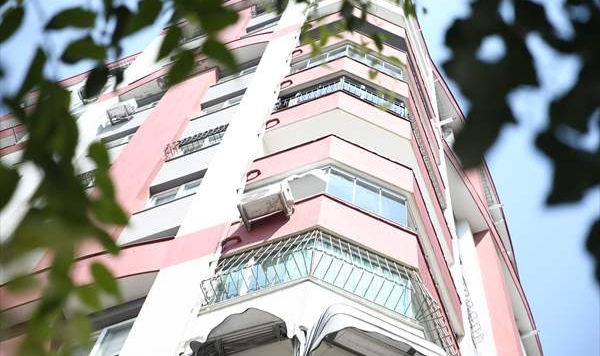 7 yaşındaki çocuk, misafirliğe gittiği evin balkonundan düştü