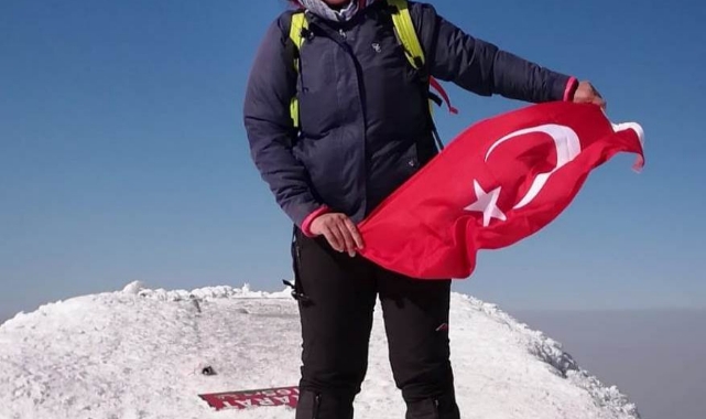 Ameliyat hemşiresi Ağrı Dağı zirvesinde Türk Bayrağını dalgalandırdı