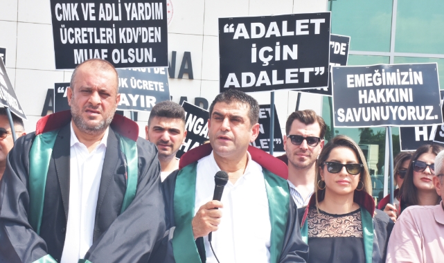 Avukatlar, Adliye önünde eylem yaptı