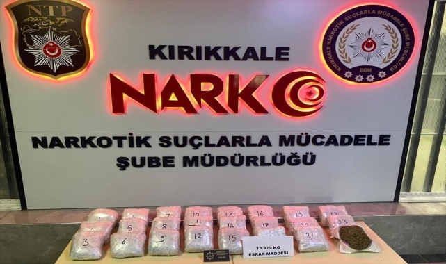 Giysilerin içinden 13 kilo esrar çıktı!