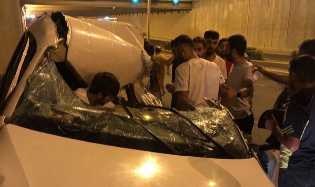 Hurdaya dönen araçtan yaralı olarak kurtuldular!