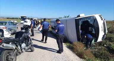 İşçi servisi devrildi: 1'i ağır 7 kişi yaralı