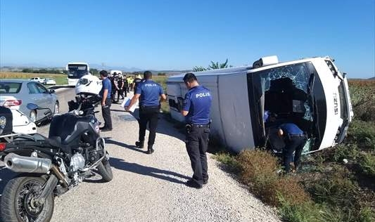 İşçi servisi devrildi: 1'i ağır 7 kişi yaralı