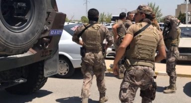 Jandarmaların arasında infaz edildi