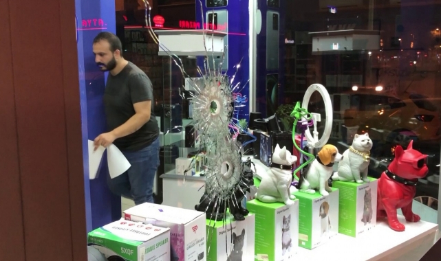 Kapalı telefon dükkanına kurşun yağdırdılar!