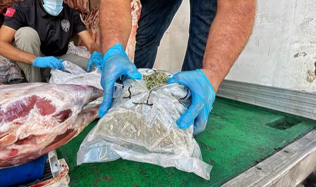 Karkas et yüklü kamyonda 77 kilogram esrar ele geçirildi