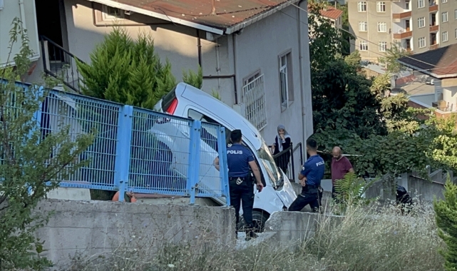 Kontrolden çıkan otomobil bahçe duvarında asılı kaldı