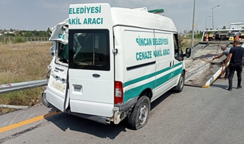 Kontrolünü kaybetti cenaze aracına çarptı