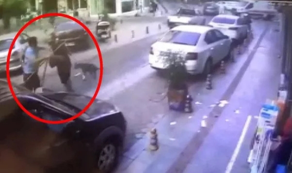 Köpeği için temizlik görevlisini darbetti!
