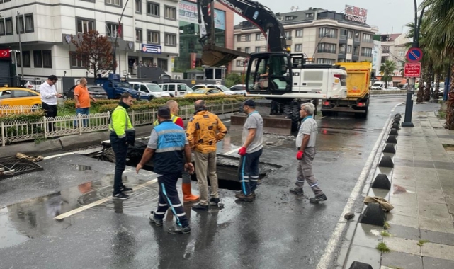 Korku dolu anlar: İETT otobüsü geçerken yol çöktü