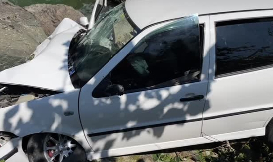 Otomobil dere yatağına düştü:3 yaralı