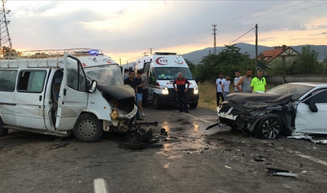 Otomobil ile minibüs çarpıştı: 20 yaralı