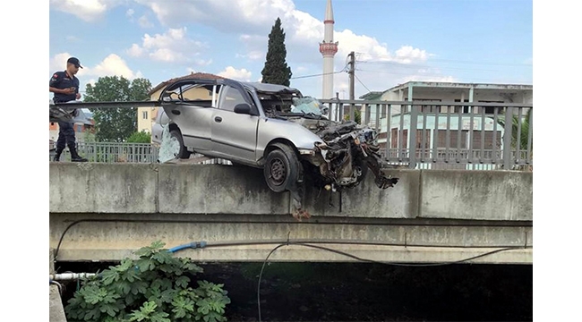Otomobil köprüde asılı kaldı
