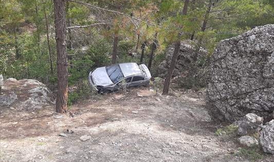 Otomobil uçuruma yuvarlandı: 2 yaralı