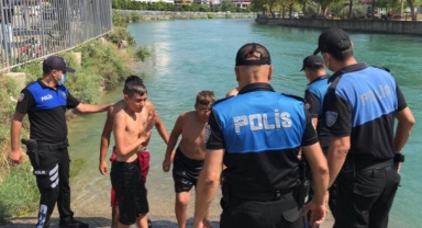 Polis araçlarıyla havuza götürüldüler