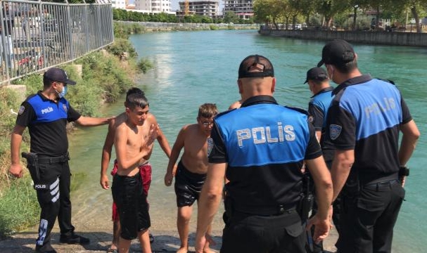 Polis araçlarıyla havuza götürüldüler