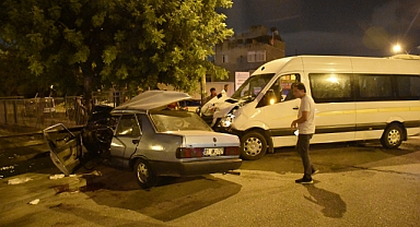 Servis aracıyla otomobil çarpıştı: 1'i bebek 4 yaralı