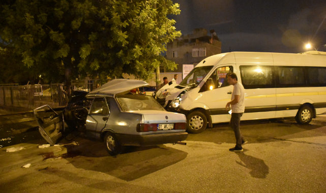 Servis aracıyla otomobil çarpıştı: 1'i bebek 4 yaralı