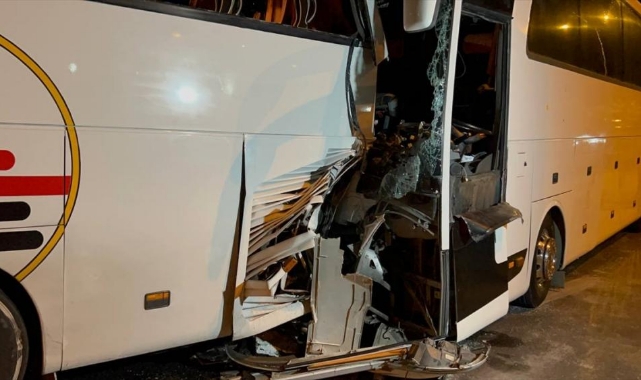 Tur otobüsü yolcu otobüsüne çarptı: 2'si ağır 25 yaralı