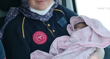 Yeni doğmuş bebeği sokağa terk ettiler!