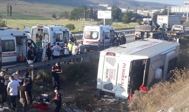Yolcu otobüsü devrildi: 1 ölü, 38 yaralı