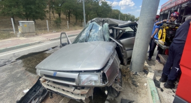 Yön levhasına çarpan otomobil hurdaya döndü