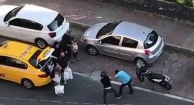 Yumruklu yol verme kavgası kameralara yansıdı