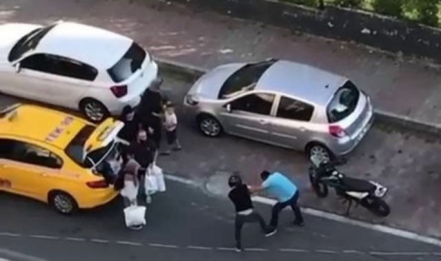 Yumruklu yol verme kavgası kameralara yansıdı