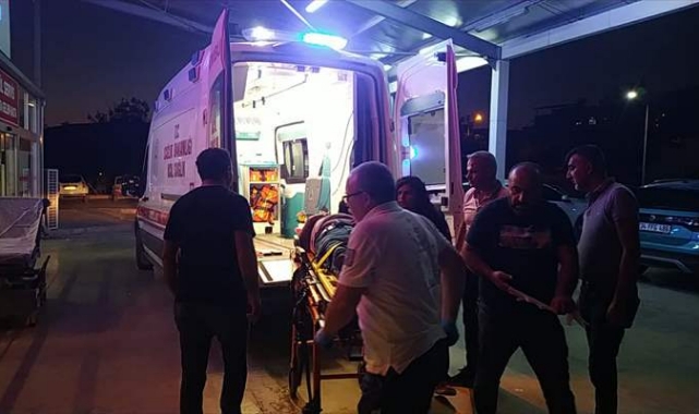Hafif ticari araçla otomobil çarpıştı:4 yaralı