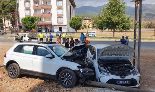 İki otomobil çarpıştı: 7 yaralı