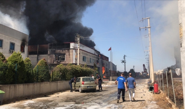 Kozmetik fabrikasında korkutan yangın!