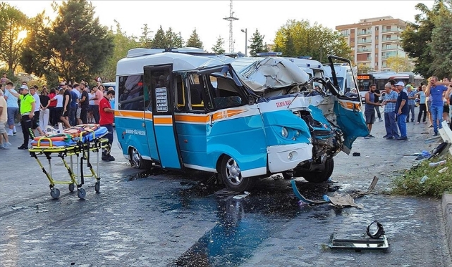 Midibüs ile dolmuş çarpıştı: 2 ölü, 4 yaralı