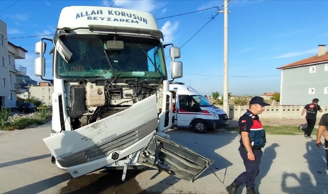 Midibüs ile tır çarpıştı:17 yaralı