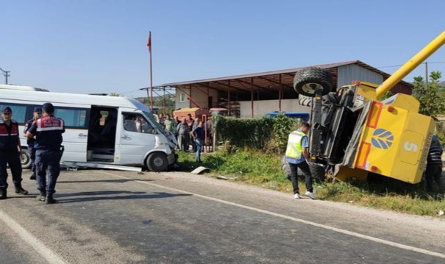 Minibüs ile biçerdöver çarpıştı: 12 yaralı