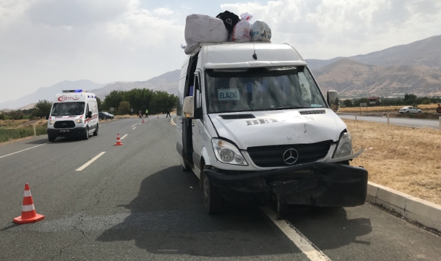 Minibüs ile hafif ticari araç çarpıştı: 3 kişi yaralandı