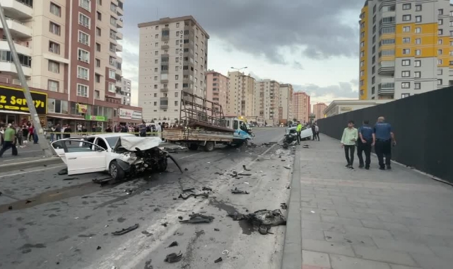 Zincirleme trafik kazası:1'i ağır 3 yaralı