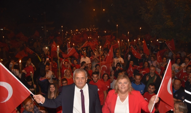 Ceyhan'da Cumhuriyet Bayramı ''Zeybek'' ve ''Meşale''lerle Kutlandı
