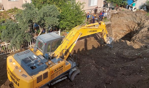 Define ararken göçük altında kaldı