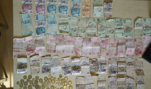 Dilencinin üzerinden 1555 lira çıktı!