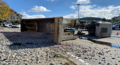 Kamyon Devrildi: 2 Ağır Yaralı