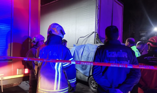 Hafif ticari araç tıra ok gibi saplandı