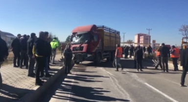 Kamyon ile minibüs çarpıştı: 11 yaralı