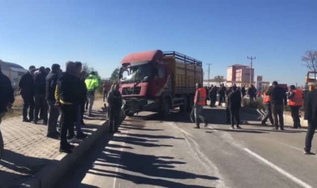 Kamyon ile minibüs çarpıştı: 11 yaralı