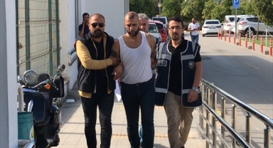 Kıskandığı eşini tabancayla 5 yerinden vurdu