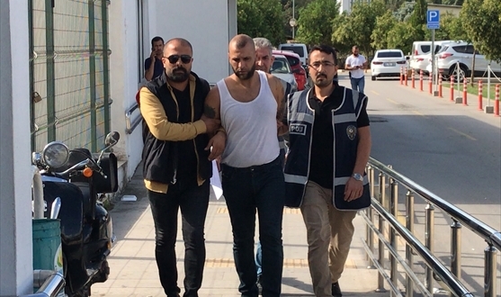 Kıskandığı eşini tabancayla 5 yerinden vurdu