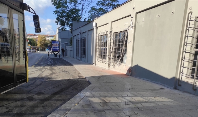 Kontrolden çıkan otobüs, araçlara ve müze duvarına çarptı