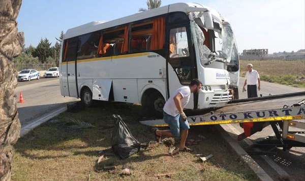 Öğrenci servisi devrildi: 19 yaralı