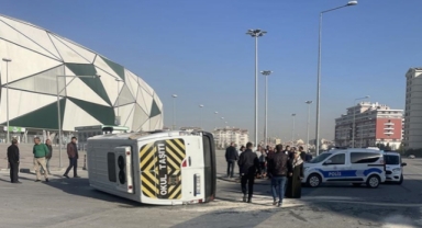 Öğrenci servisi ile otomobil çarpıştı: 17 yaralı