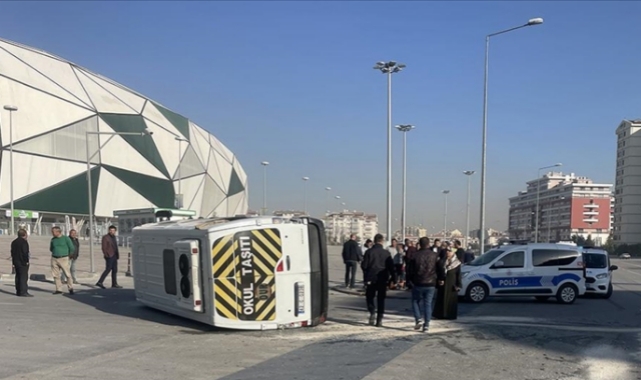Öğrenci servisi ile otomobil çarpıştı: 17 yaralı