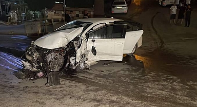 Otomobil refüje çarptı, sürücü yaralandı